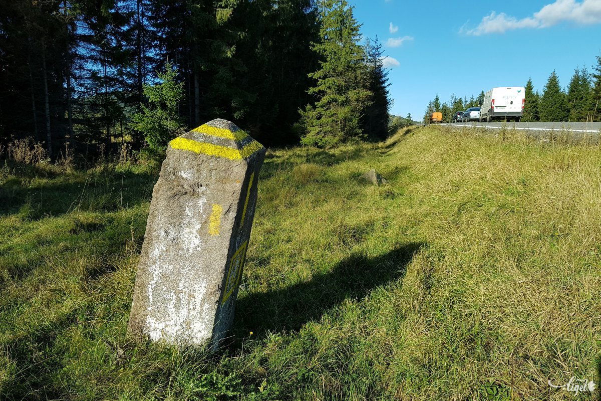 Jelzőkő a régmúltból, ami az egykori Csík és Udvarhely megye határán állt •  Fotó: Rédai Attila