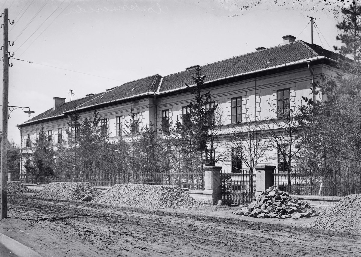 Csíkszereda, 1914. A csíkmegyei polgári leányiskola előtt útjavítás előkészületei látszanak •  Fotó: Fortepan/Magyar Földrajzi Múzeum