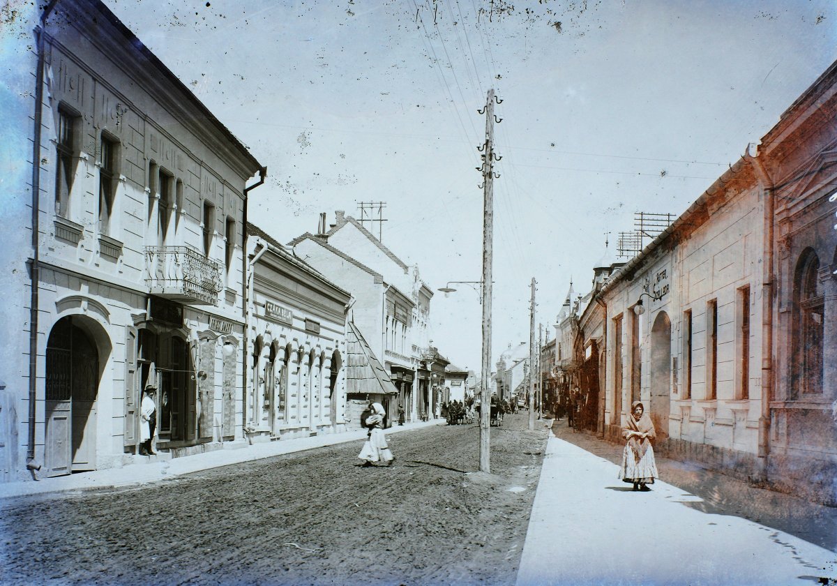 Aszfaltozott járdák között sáros szekérút: jellemző utcakép 1914-ből •  Fotó: Fortepan/Magyar Földrajzi Múzeum