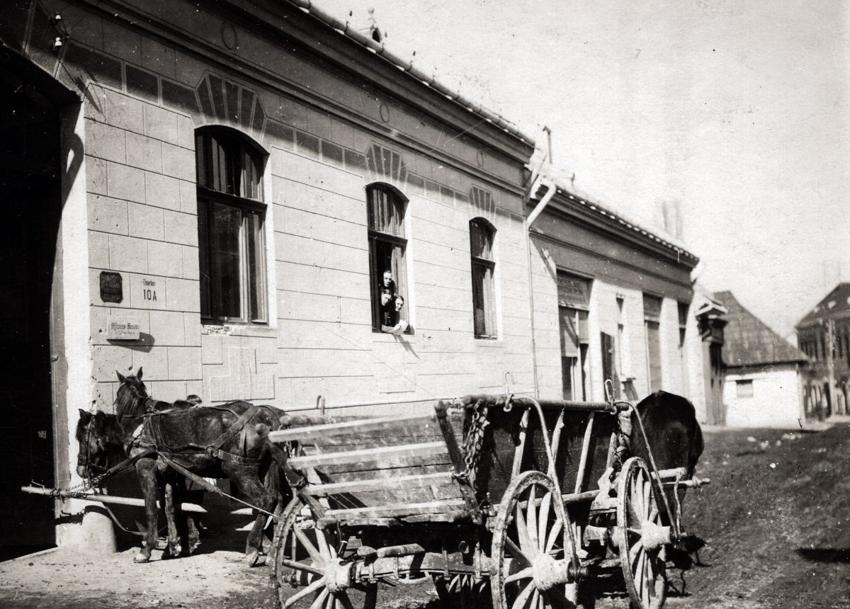 Tipikus közlekedési eszköz 1917-ben. A házban is nagy azért a kíváncsiság, miféle masinával dolgoznak a sáros utcában •  Fotó: Fortepan/Palotai Klára
