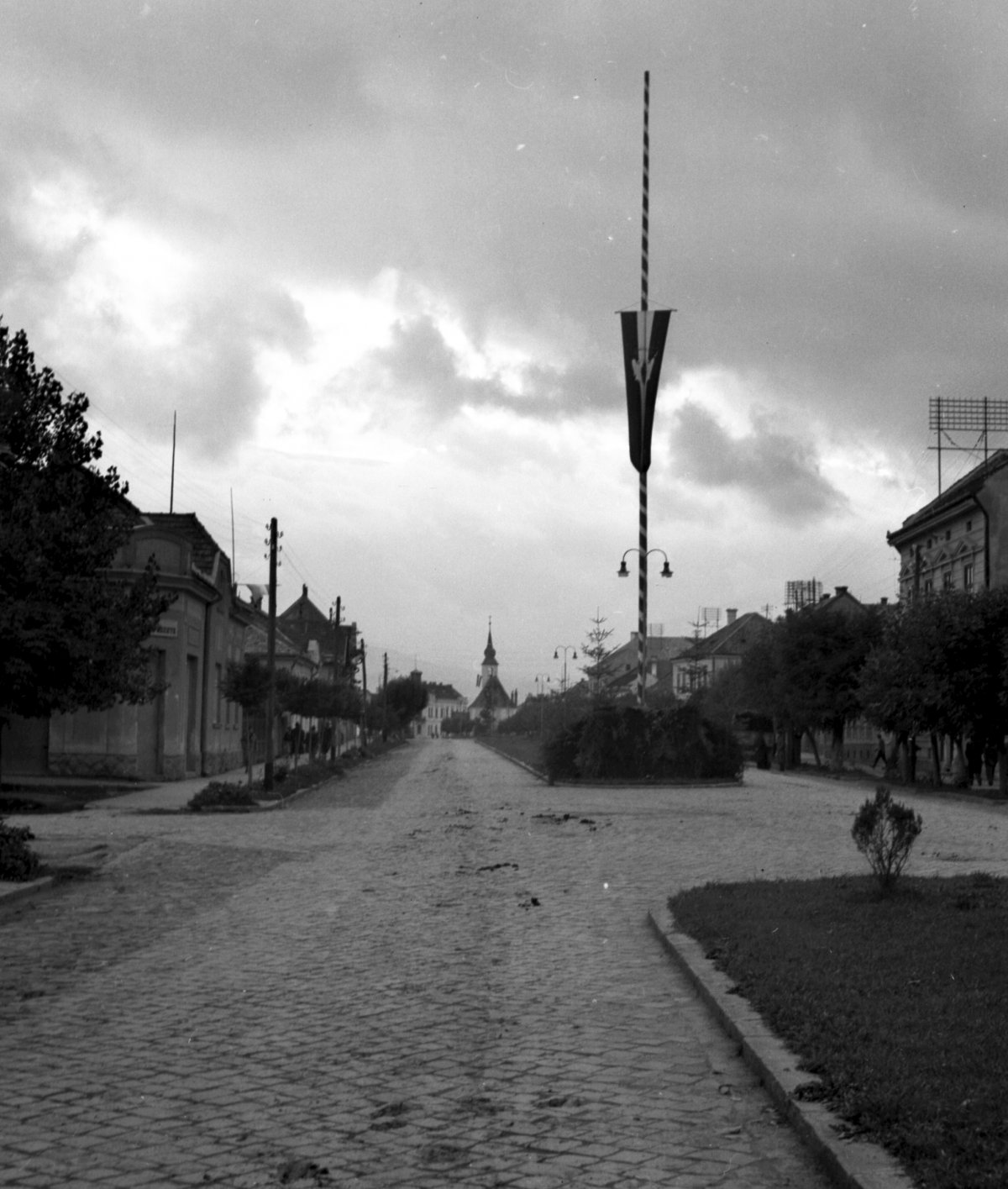 De a főutca már legalább civilizált környéknek számított •  Fotó: Fortepan/Lissák Tivadar