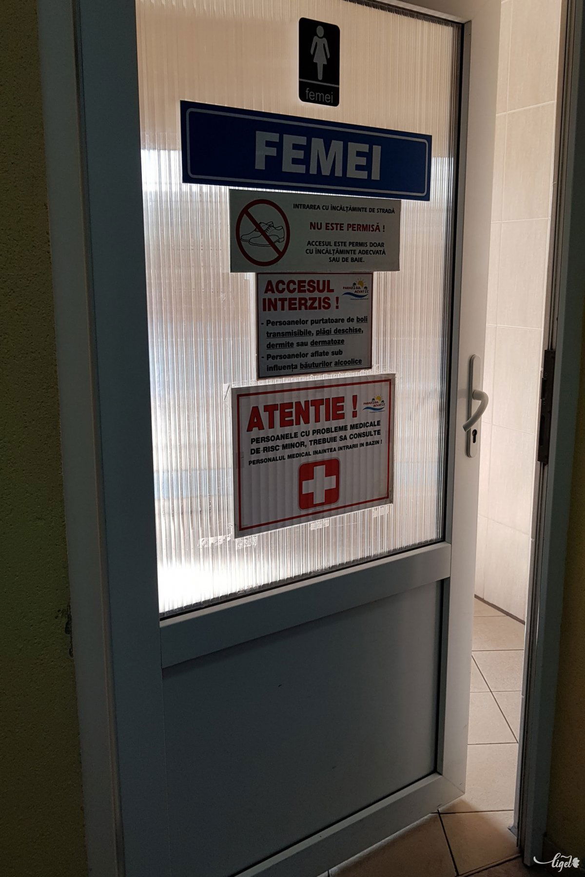 Az öltöző koedukált, de a medencetér felé már nemek szerint kell menni, kislányos apukák kihívás elé vannak állítva •  Fotó: Rédai Attila