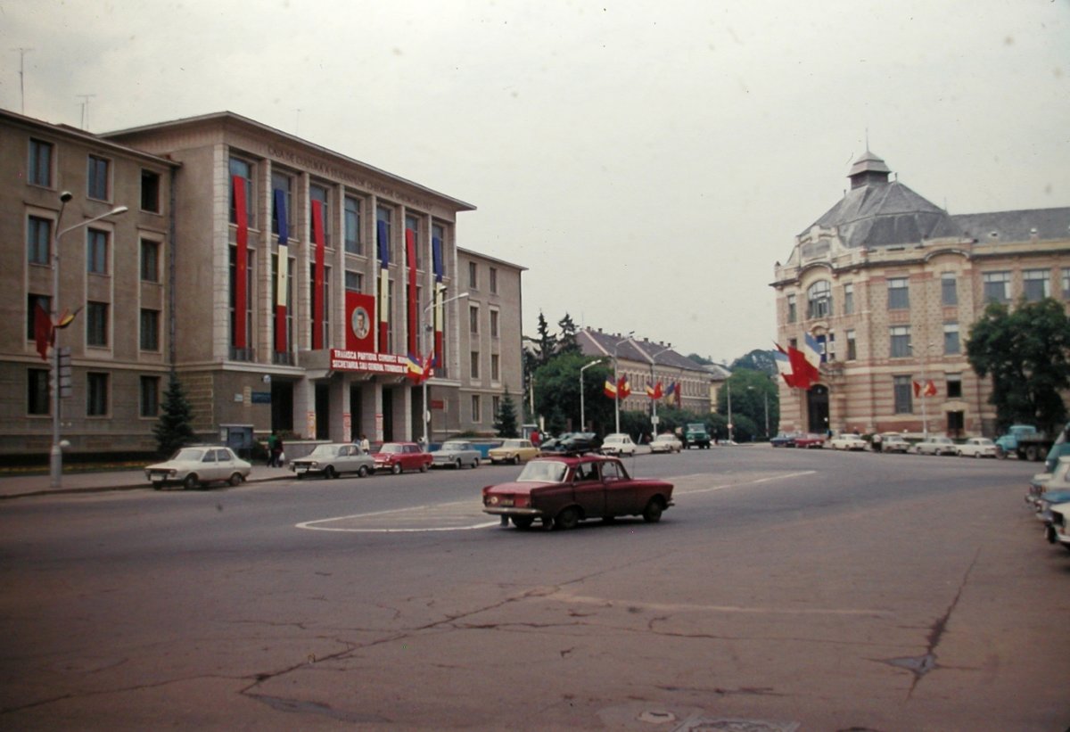 A Diákok Művelődési Háza (balról) Kolozsváron 1975-ben. Engedélyezett színek •  Fotó: Fortepan