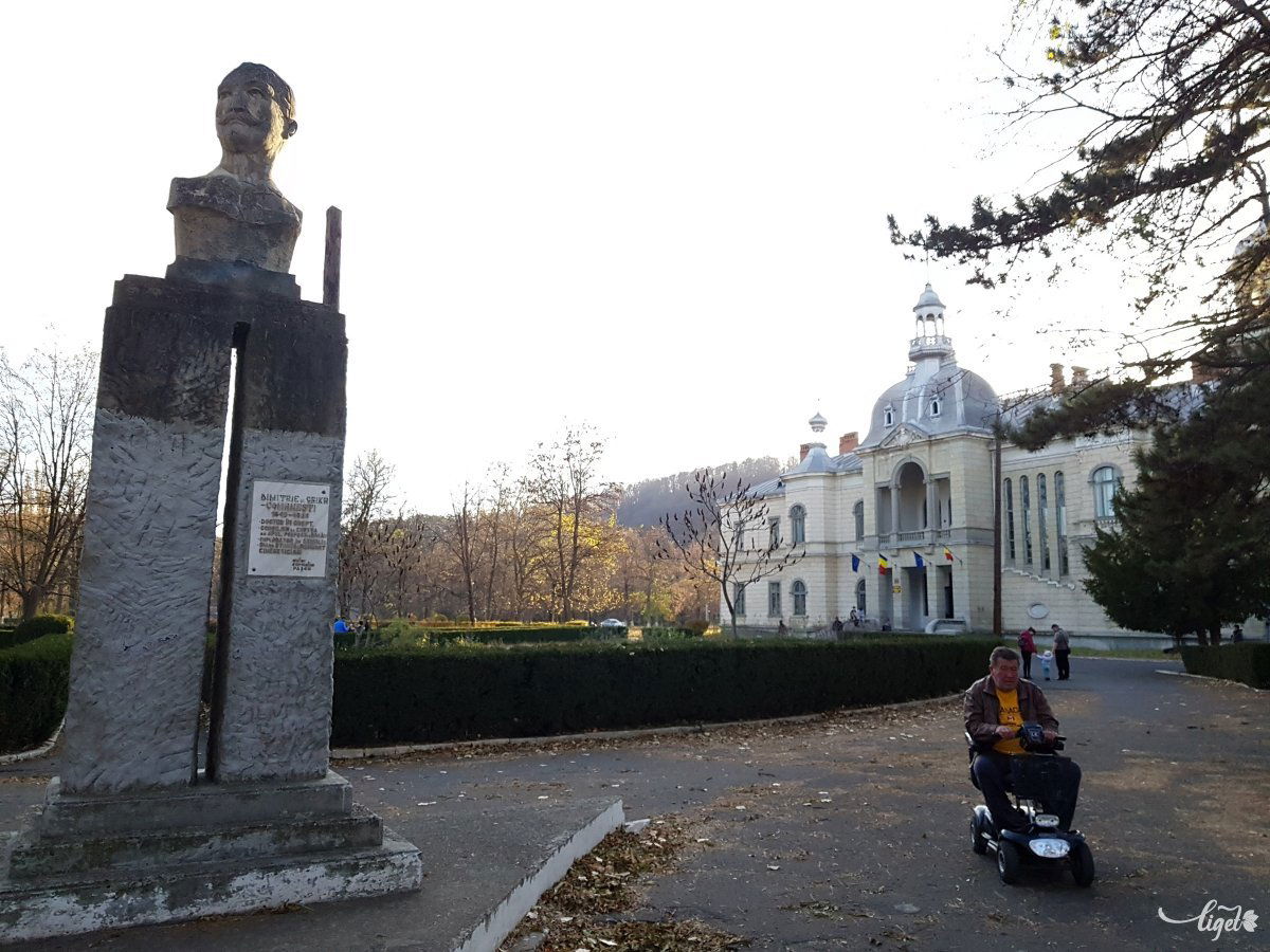 Az egyik Ghica (avagy Ghika) szobra, háttérben a bojárcsalád által épített palota •  Fotó: Rédai Attila