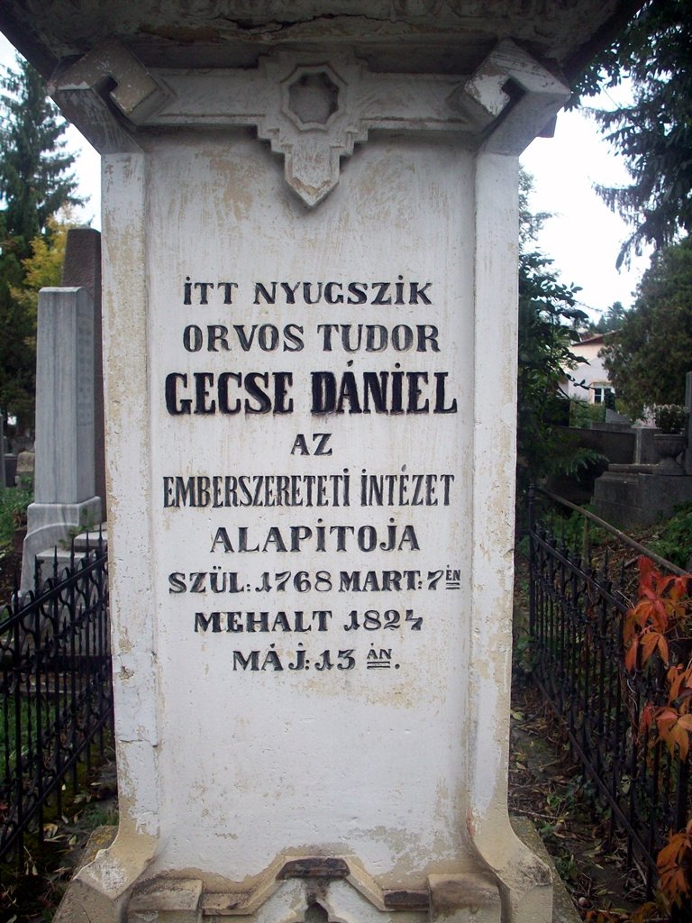 Gecse Dániel síremlékének felirata a marosvásárhelyi református temetőben 