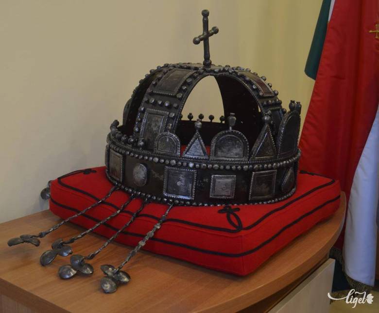 Kovácsoltvas korona a csíkszeredai főkonzulátus eskütermében 