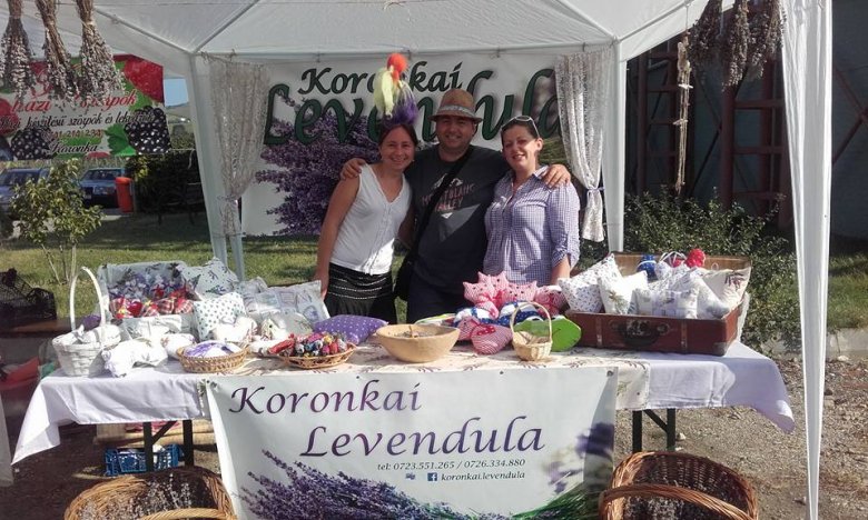 Kovács Csaba és Timea, valamint Szövérfi Karolina egy vásárban •  Fotó: Facebook/Koronkai levendula