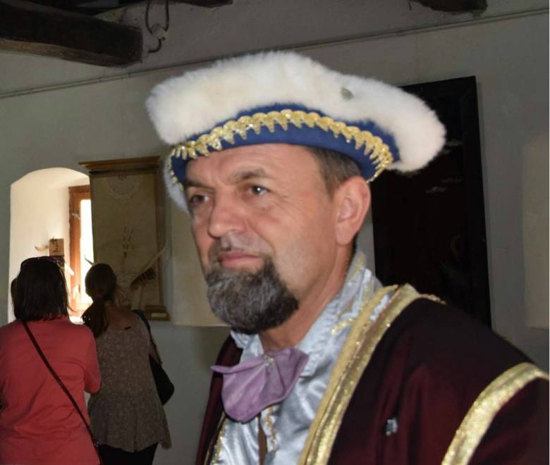 Korabeli ruhában mesél a történelemről •  Fotó: Facebook/Daniel Romeo Todea