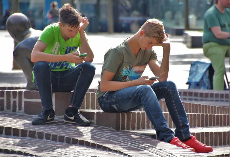 Az online mellett az offline világukat is kéne építgetni •  Fotó: Pixabay.com