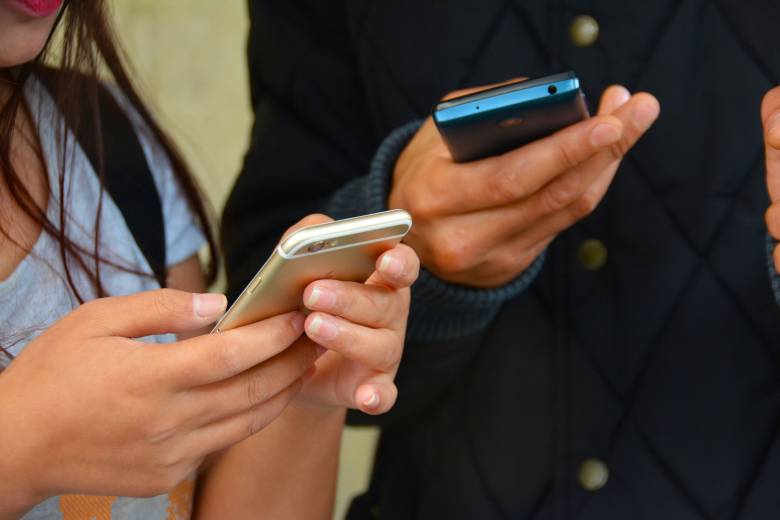 Nem tudhatjuk, kik vannak a telefon másik végén •  Fotó: Pixabay.com