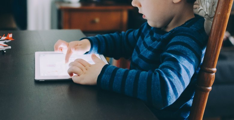 Korlátozhatjuk az internethasználatot, meg lehet adni, hogy a gyermek táblagépén hánytól-hányig legyen internet-hozzáférés •  Fotó: Pixabay.com