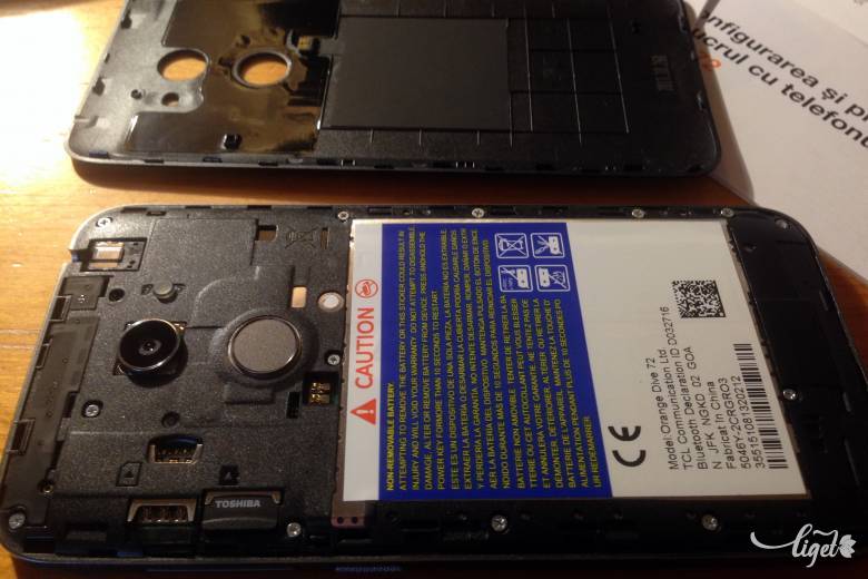 És ilyen belülről. Cserélhetetlen aksi, micro SIM és micro SD aljzatok •  Fotó: Rédai Attila