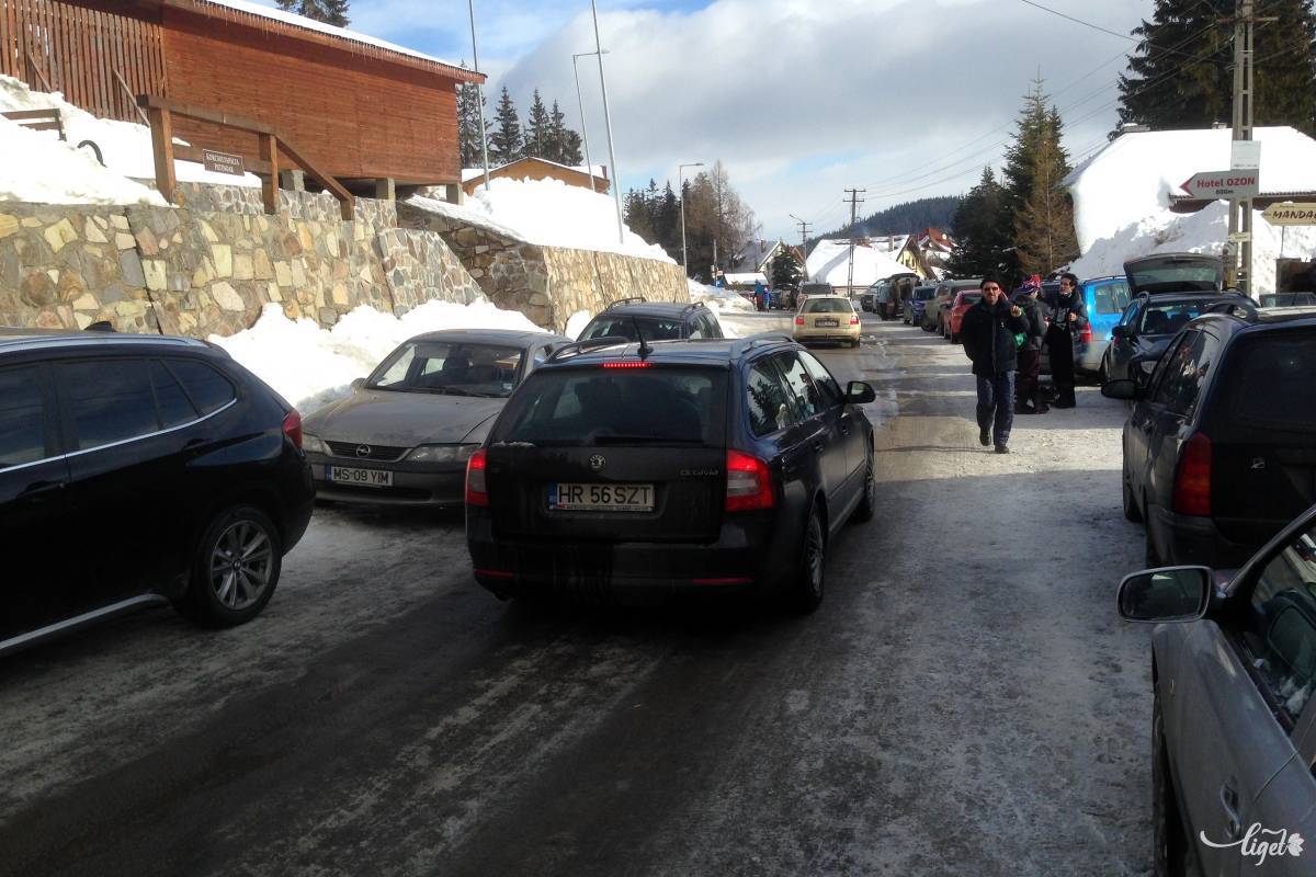 Néhányszáz méterre a sípályáktól még akad parkolóhely •  Fotó: Rédai Attila