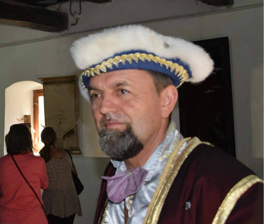 Korabeli ruhában mesél a történelemről •  Fotó: Facebook/Daniel Romeo Todea