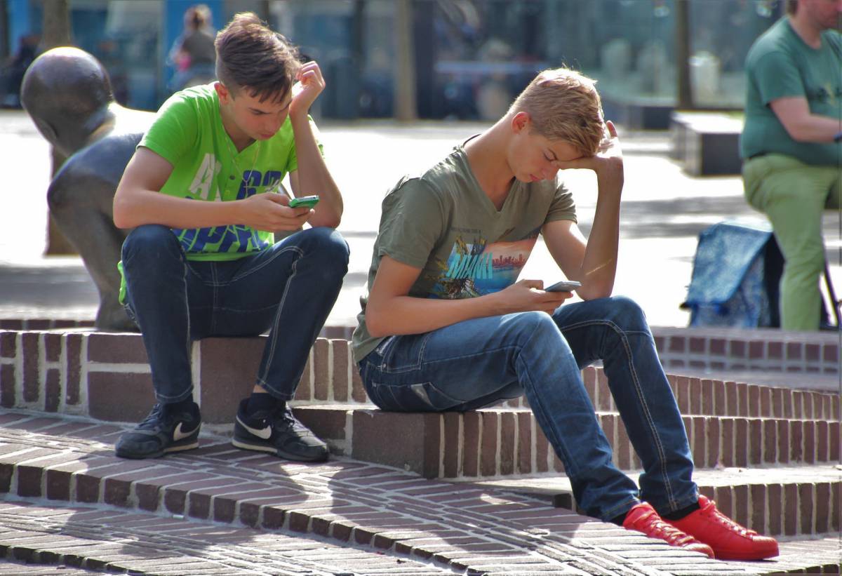 Nehezen állnak meg a saját lábukon. A szakember szerint a fiatalok közül sokan nem a valóságban, hanem a virtuális világban élnek •  Fotó: Pixabay.com