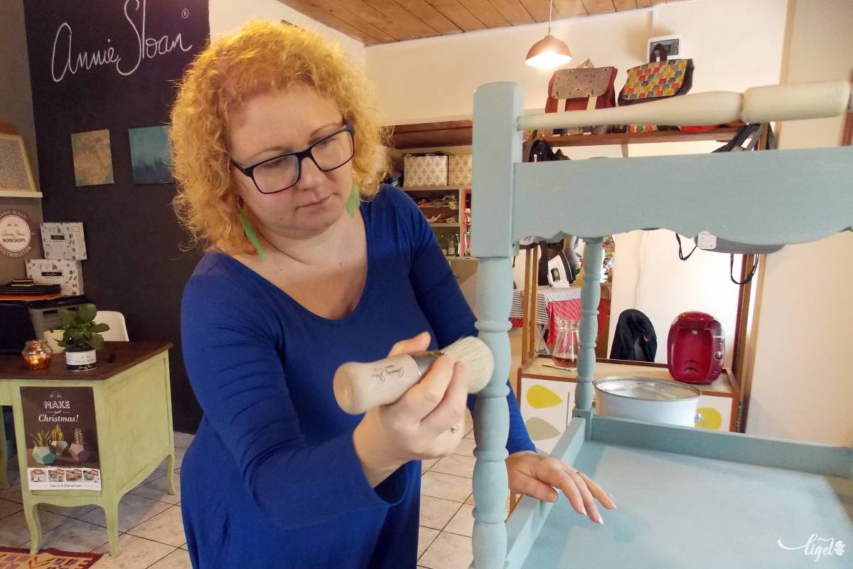 Minden bútornak lelke van, csak meg kell találni hozzá a színt, véli a kézműves •  Fotó: Péter Beáta