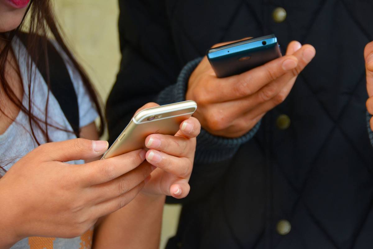Nem tudhatjuk, kik vannak a telefon másik végén •  Fotó: Pixabay.com