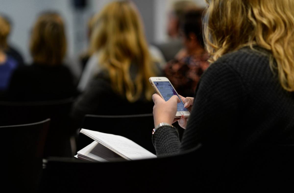 Időnként még tanórán is előkerül a telefon •  Fotó: Pixabay.com