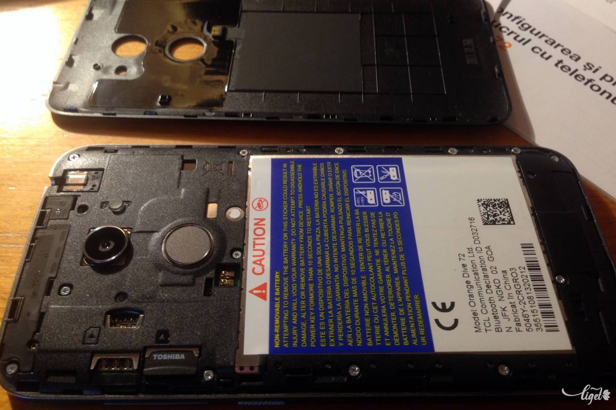 És ilyen belülről. Cserélhetetlen aksi, micro SIM és micro SD aljzatok •  Fotó: Rédai Attila