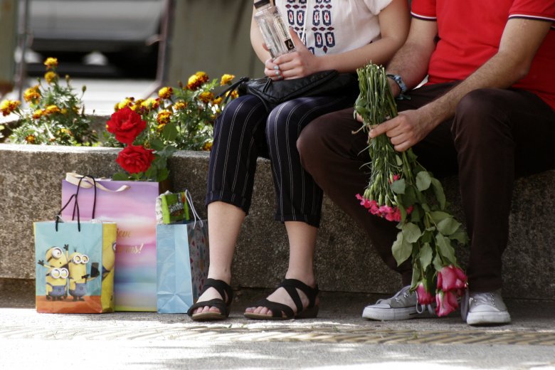 Vajon mit rejtenek az ajándéktasakok? •  Fotó: Gálna Zoltán