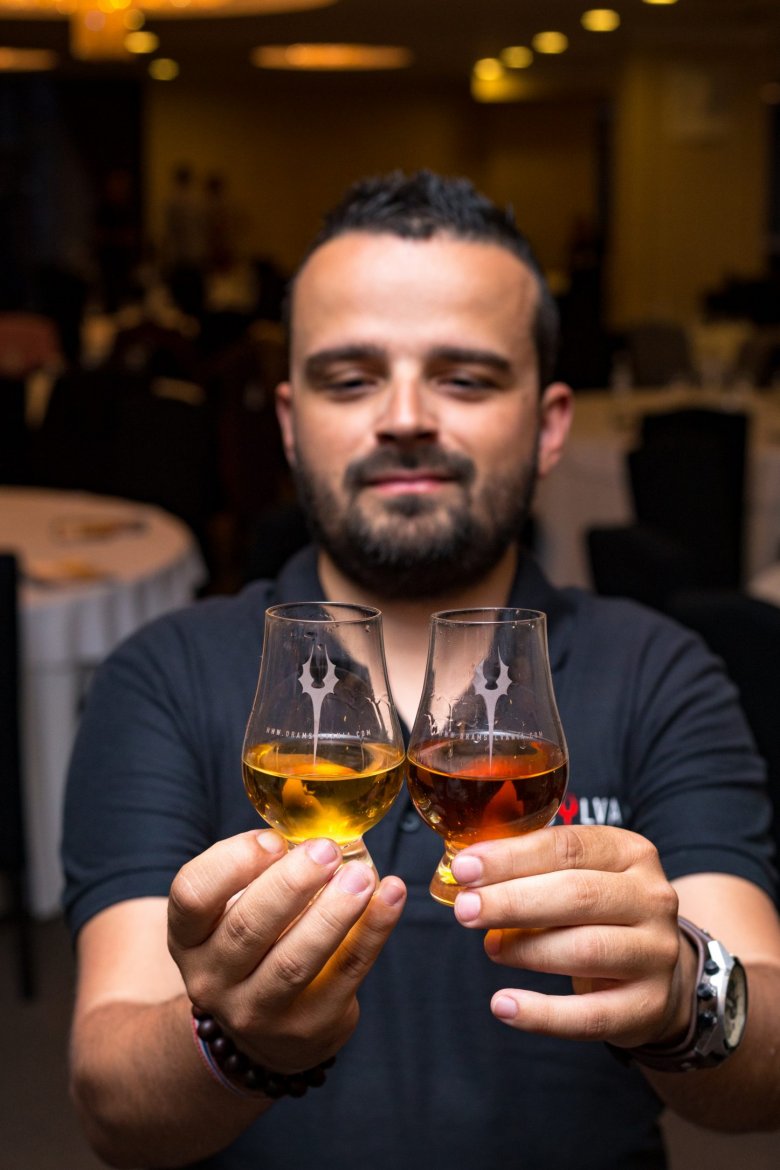 Borsos Csaba mutatja, milyen különbség lehet színben is whisky és whisky között •  Fotó: Facebook/Dramsylvania