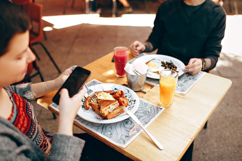 Még evés közben sem tudunk elszakadni a mobilunktól •  Fotó: Pexels.com