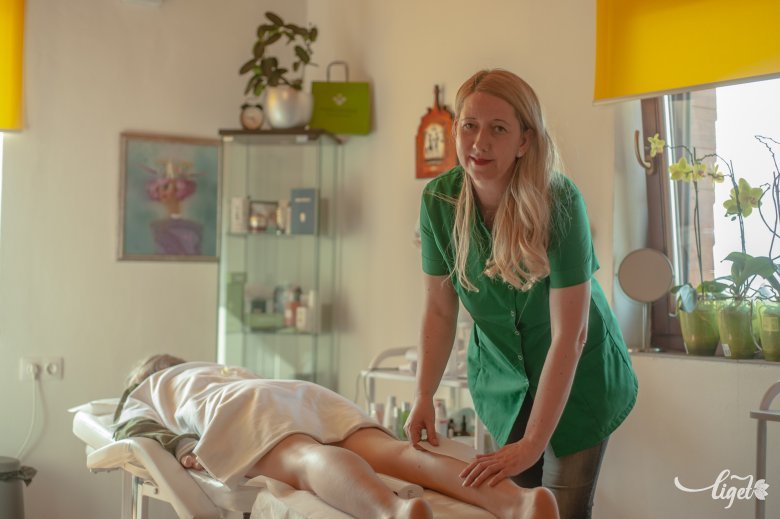Szász Enikő szerint a szőrtelenítés egyik leghatásosabb módja a gyantázás •  Fotó: Gecse Noémi
