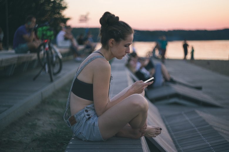 Sokan idegesek lesznek, ha fél óráig nem nézhetnek rá telefonjukra •  Fotó: Pixabay.com