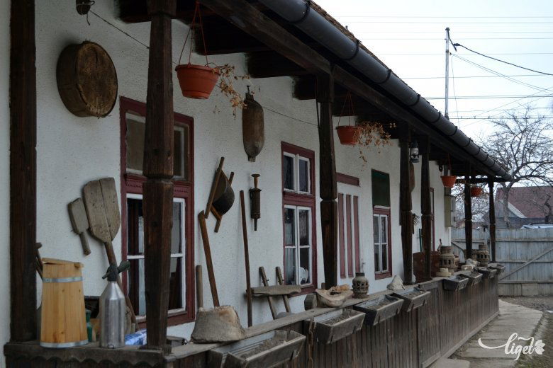 A múltat idéző jelen: Zsolt és Zsuzsa tanyája •  Fotó: Balázs Katalin