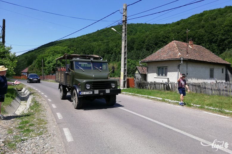 A kisvonathoz indulnak a terepjárók •  Fotó: Antal Erika