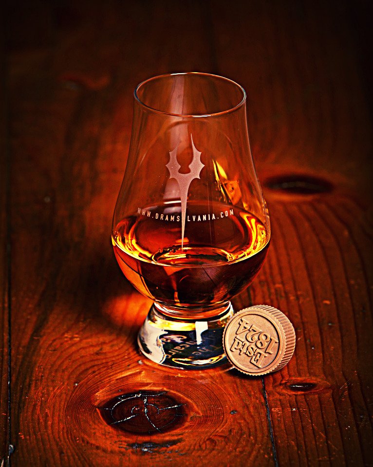 Így néz ki egy tipikus skót whisky kóstolására alkalmas pohár •  Fotó: Facebook/Dramsylvania