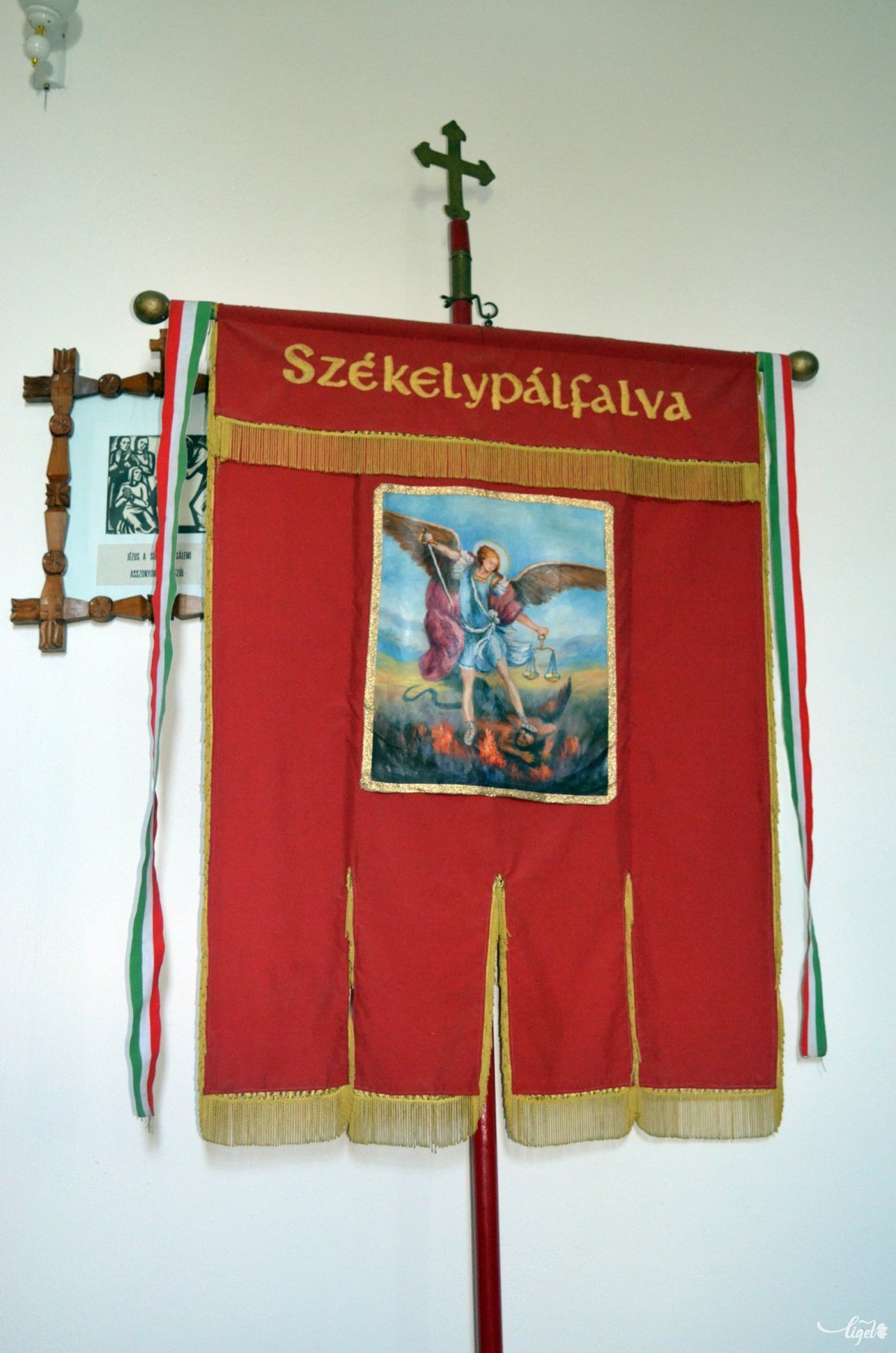 Székelypálfavi templomi zászló •  Fotó: Jánosi Csaba
