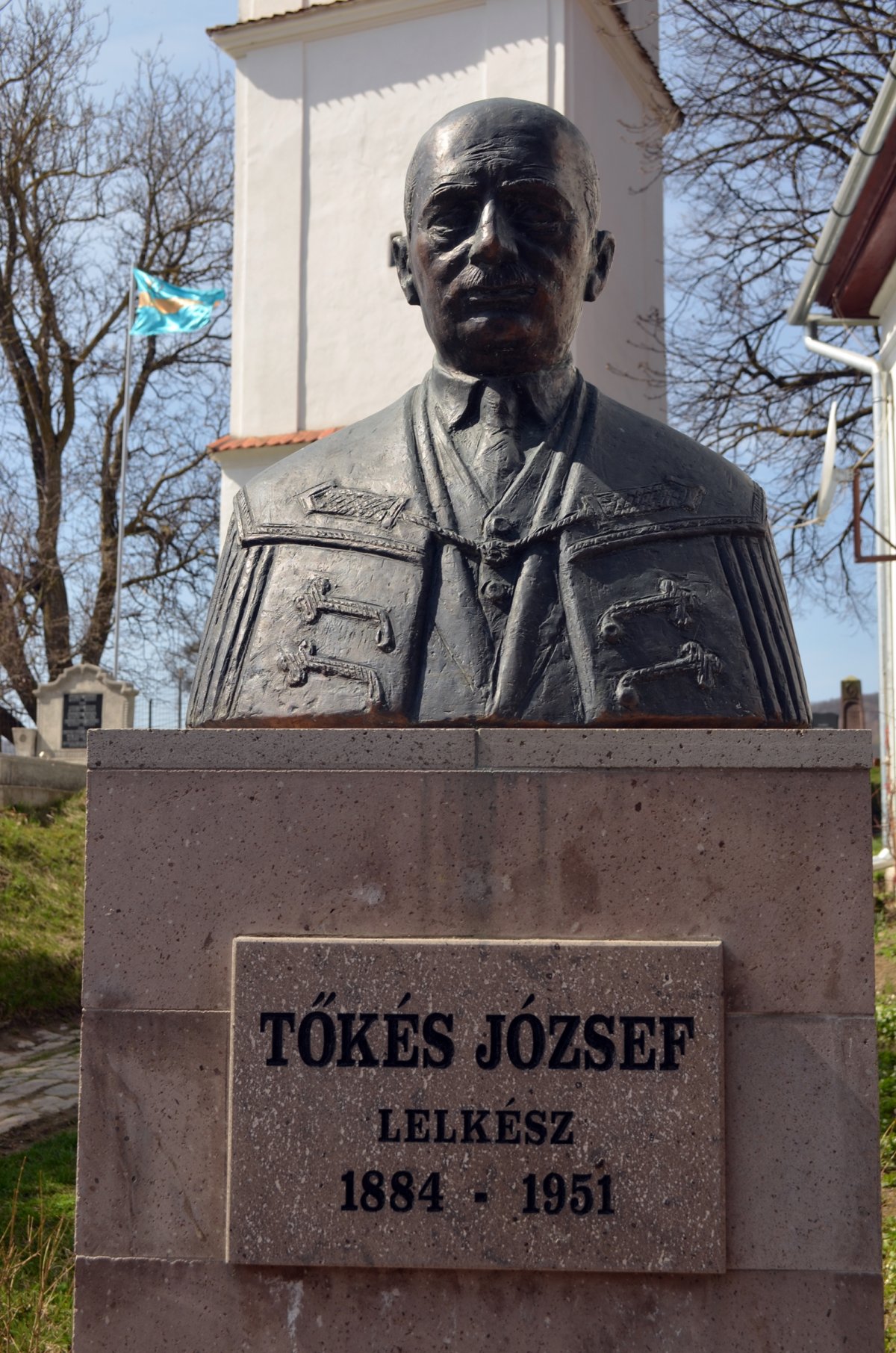 Tőkés József bronzba öntött mellszobra a harang torony alatt •  Fotó: Jánosi Csaba
