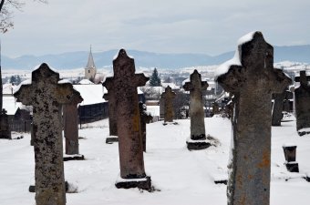 Kőbe vésett illanó álmok: újtusnádi séta a márciusi télben