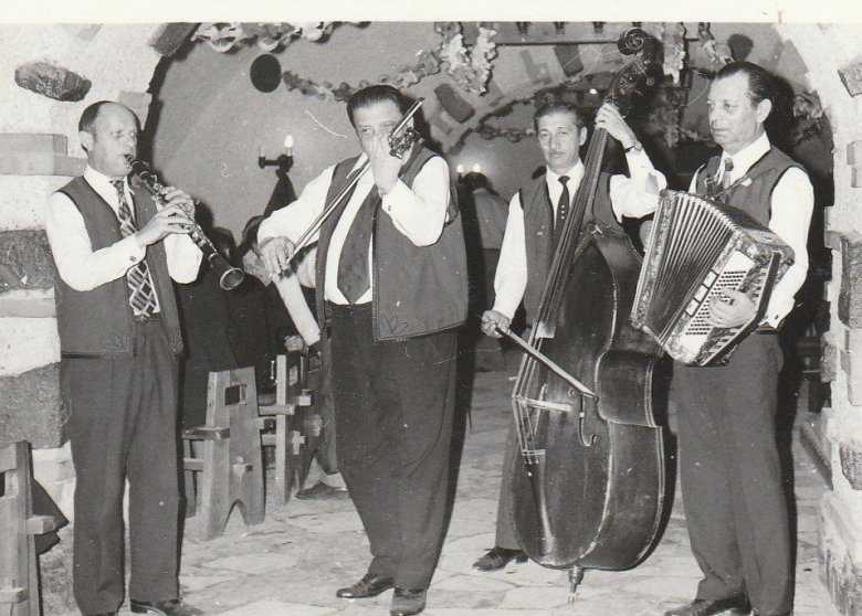 A Fehér Ló borpincében (balról jobbra) id. Vidám Gyula, Rózsa Dezső, Makula János és Kalló Oszkár 