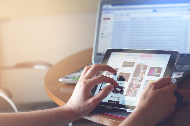 A régi olcsó gépek helyett ma már tableteket, okostelefonokat használunk például facebookozásra •  Fotó: Pixabay.com