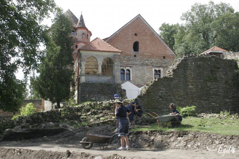 Folyamatosan dolgoznak a reneszánsz kastély felújításán •  Fotó: Gálna Zoltán