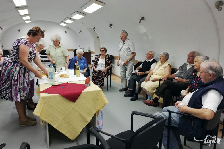 Csütörtökönként gyűlnek össze az alagsori klubteremben a „korábban születettek” •  Fotó: Péter Beáta