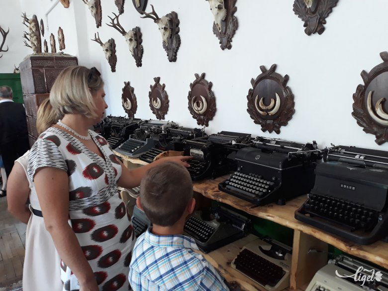 Ócskapiacon, régiságvásárokon gyűlt össze a sok régi szerkentyű •  Fotó: Szucher Ervin