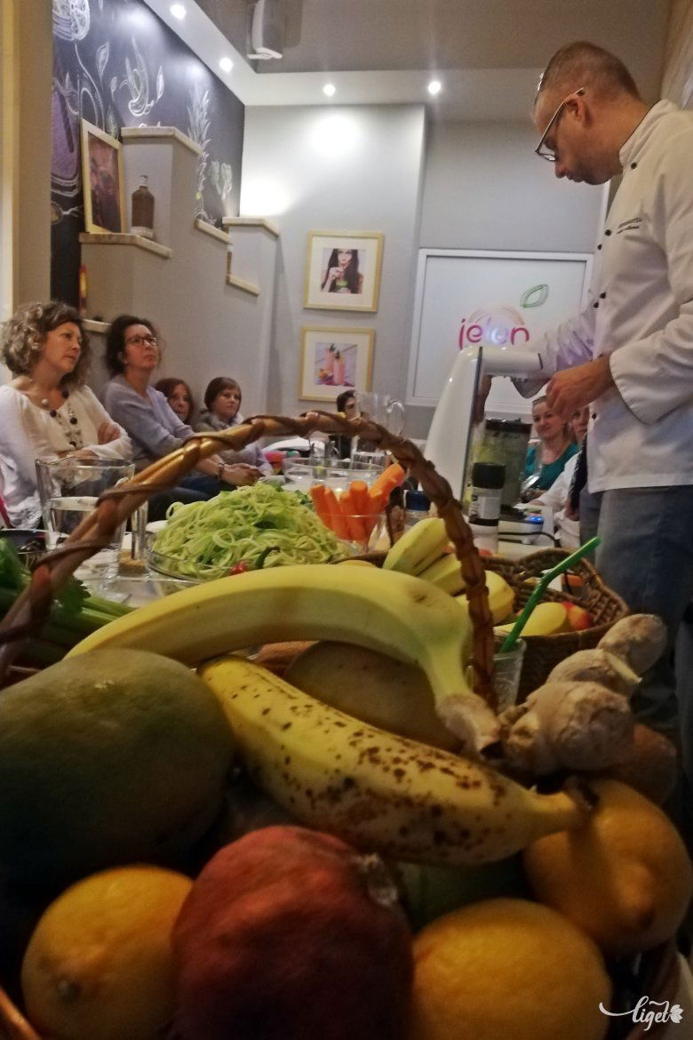 Közönség és alapanyagok a csíkszeredai workshopon •  Fotó: Péter Beáta