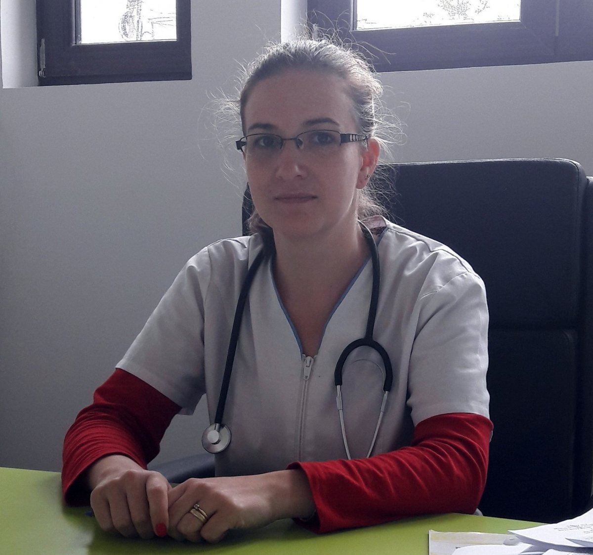 Dr. Vajas Tímea kolozsvári háziorvost a fronhatásra érzékenyek már az időjárás-változás előtt keresik a rendelőben •  Fotó: Makkay József