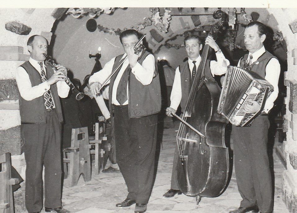 A Fehér Ló borpincében (balról jobbra) id. Vidám Gyula, Rózsa Dezső, Makula János és Kalló Oszkár 