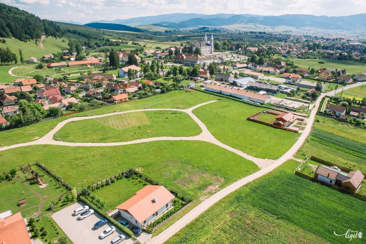A mai csobotfalvi plébániatemplom és a csíksomlyói kegytemplom között szinté félúton található a leletegyüttes •  Fotó: Farkas Tamás