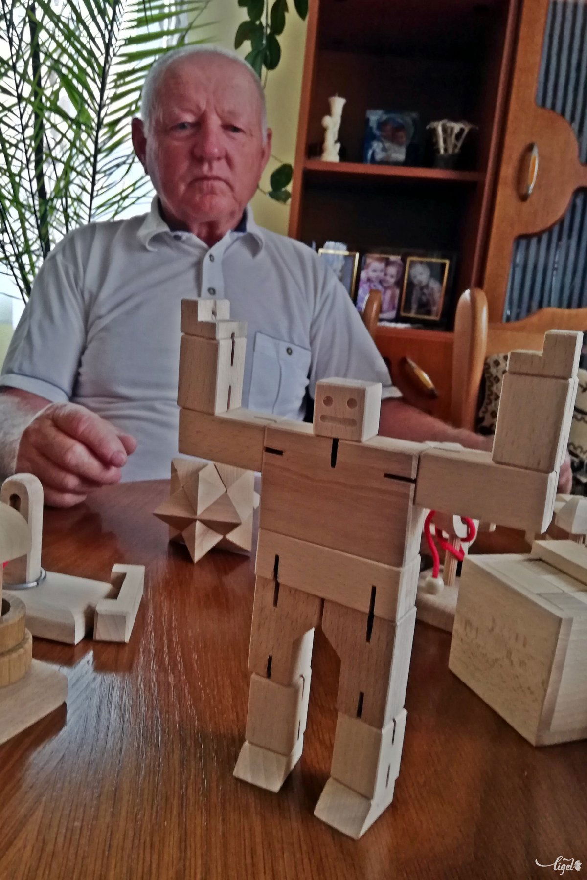 Juhar, bükk, fenyőfa az alapanyag, némelyikhez zsinór, vaskarika jár •  Fotó: Tamás Gyopár