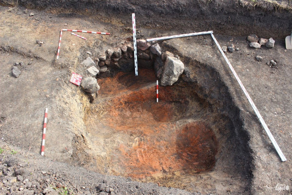 Kőből épített kemence maradványai •  Fotó: Botár István
