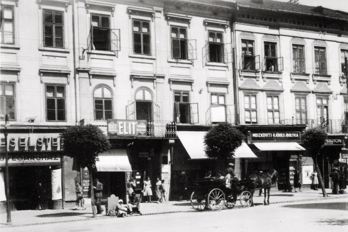 A marosvásárhelyi Széchenyi tér 4-es és 3-as házszám 1922-ben •  Fotó: Fortepan