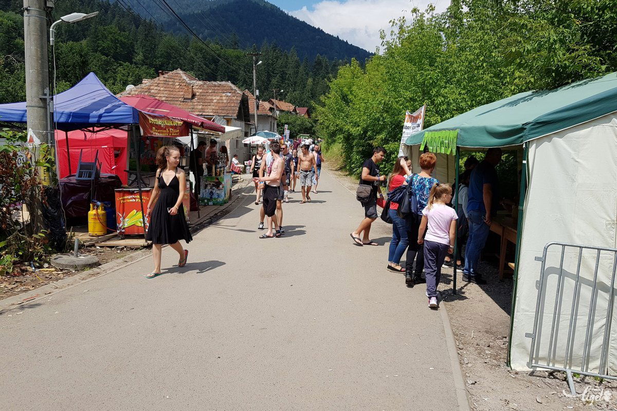 Karszalag igénylő hely, 16 óra előtt ingyenesen, utána napi 20, illetve diákoknak és nyugdíjasoknak 10 lejért, 12 év alattiaknak egész nap nem kell fizetni •  Fotó: Rédai Attila