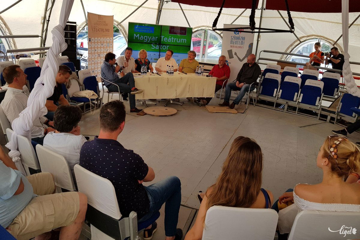 Esőben sátor alatt a legjobb •  Fotó: Rédai Attila