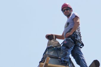 Kötélen lógva él és dolgozik: az ipari alpinista