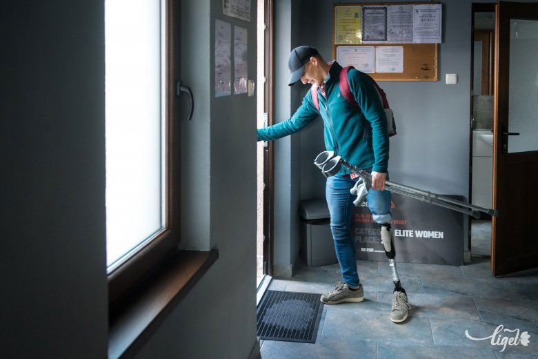 A napokban csúcskategóriás protézisre cseréli a járást segítő eszközét •  Fotó: Veres Nándor
